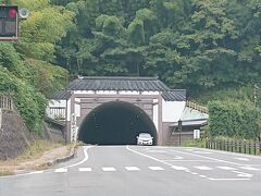 バスを使って石見銀山に到着！石見銀山は2007年に世界遺産に登録された近代化以前のアジアの代表的する鉱山です。石見銀山では、中国から韓国を経て伝わった銀精錬法（灰吹法）の改良によって16世紀の日本独自な小さい製錬場が数多く作られたことで高品位な銀の大量生産を果たしました。（太田市観光サイト参照）2015年現在、銀山採掘のために掘られた釜屋間歩、龍源寺間歩、大久保間歩、永久坑道などの「間歩」（まぶ）と呼ばれる坑道や水抜き坑が700余り確認されています。（wikipedia参照）