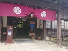 お食事の後は石見銀山資料館を訪問しました。石見銀山資料館は旧迩摩郡役所（明治 35 年）の建物を利用しており、石見銀山の採掘工具や古文書、鉱石、絵巻などの展示を通して当時の石見銀山の様子を学ぶことが出来る施設です。(大田市参照)資料は合わせて、歴史資料、鉱山資料、鉱物標本など約300点あります。(しまね観光ナビ参照)