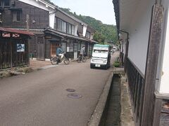 石見銀山に行くためにぎんざんカートに乗りました。ぎんざんカートは大森代官所跡～龍源寺間歩の区間を時速20ｋｍ未満の電動ゴルフカート型車両であります。龍源寺間歩まで500円です。(大田市観光サイト参照)停留所ではないところからも自由に乗り降りできる区間もあるのもポイントです。(しまね観光ナビ参照)