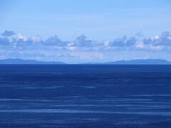 神の浜園地（ウナジノサチ展望台）は夕陽の名所です。昼間に来てしまいましたが、50km離れた久米島（写真）が見えました。