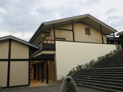 さて、歩き回って疲れたのでそろそろ本日の宿へ向かいましょう。

本日の宿は「里創人　熊野倶楽部」です。

とても広い敷地で、フロントから宿泊棟まではマイクロバスが出ているほど。