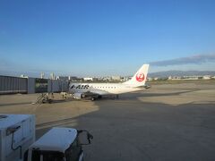 【伊丹空港・JAL2383】

朝が苦手だけど、熊本行7:15発の便に乗るために、早朝に家を出て、ラウンジで一息つく間もなく搭乗開始。