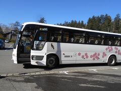 バスは旭岳の五合目まで登るゴンドラ乗り場前の
駐車場に到着しました。
乗車したバスです。