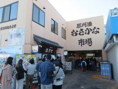 市場内にも海鮮料理のお店がいろいろとありますが、午後２時を過ぎてもどこも行列