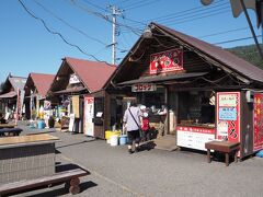 そして今日のお昼のおかずに、鶏肉の串焼きを購入。
このお店にはボリューミーなお弁当もあります。
「天むす」が人気のようですが、ちゃみおはエビアレルギーのためNGです。