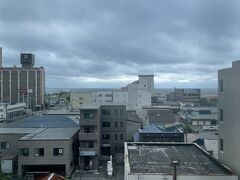 翌朝、ホテルのお部屋からの景色。
雲が多くてすっきりしないお天気です。