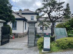 坂の途中の函館市旧イギリス領事館へ。
開館時間に合わせてきました。