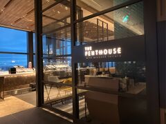 晩ごはんはホテルの最上階にあるレストランPENTHOUSE で。