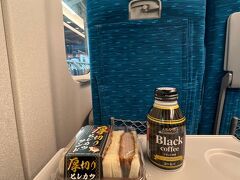 仕方がないのでそのまま東京駅へ
厚切りヒレカツサンドを買って新幹線に飛び乗った。