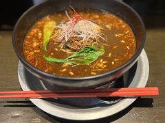 今日は黒坦々麺を注文。
程良い辛さ、美味しい。