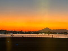 日暮れに飛行機に搭乗。
遠くに富士山が見える。

今回の出張も無事に終わって良かった。