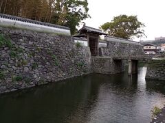 翌朝訪れた福江城跡。
内堀の中には長崎県立五島高等学校がある。高校生がこの門を通って登校していた。羨ましい高校だ。