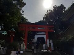13:25
『江島神社』
日本三大弁財天の１つで、天照大神が須佐之男命と誓約された時に生まれた三姉妹の女神が祀られています。
『朱の鳥居』をくぐります。
