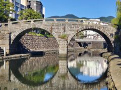 長崎市内に移動して、まずは眼鏡橋。
まわりはカステラ屋さんがいっぱい。
