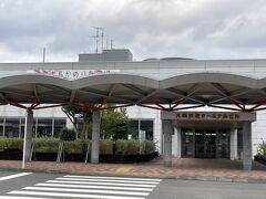 飛行場があるので、ちょっと寄ってみました。
大島空港です。

調布からは飛行機、新島など他の島にはヘリコプターが飛んでいるとのことでした。