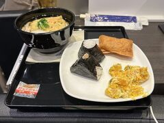 ANA SUITE LOUNGEで食事をとります。朝11:00に伊丹空港を出発してから昼ご飯抜きで、成田空港まで来ましたのでお腹ペコペコです。この後、機内食も控えているので、うどん、おにぎり、お稲荷さん、ビールと控えめにしました。