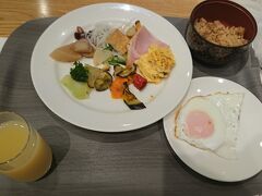 次の日、アートホテル弘前の朝ごはん。
夕食も朝食も美味しかったです。リンゴジュースがとても美味しい。