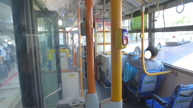 バスに乗りました。<br /><br />並んでいた人は、湯布院行きのバス待ちの人達でした。