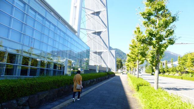 左側の建物が、ビーコンプラザ（コンベンション センター）です。