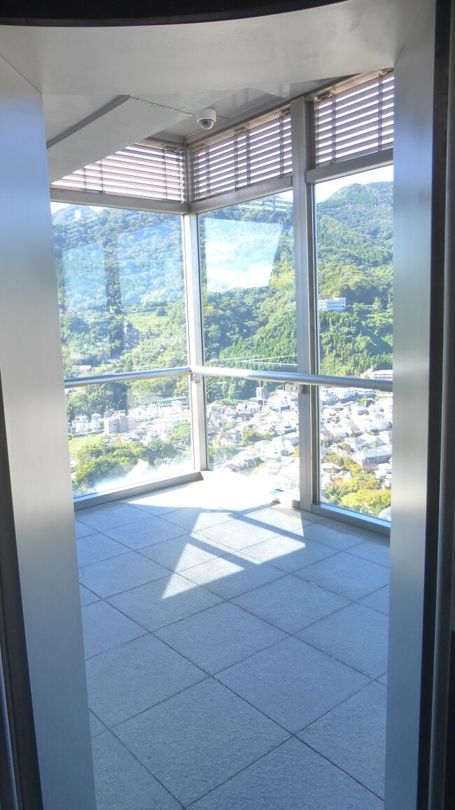 ４階を押しても３階にも停まるので、うっかり３階で降りてしまいます。<br /><br />ここへ来たのは２回目なのですが、その事はもう失念していました。