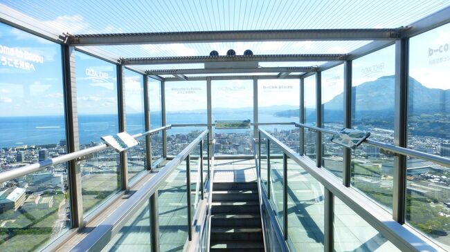 ガラス張りの展望台になっていますが、天井はオープンエアーになっています。<br /><br />インスタ映えスポットのようです。