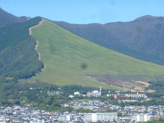 山肌が特徴的な扇山です。