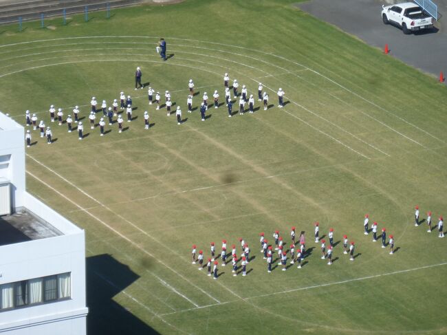 グラウンドで何かしていました。