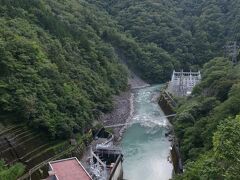 ●井川ダム

こちらは、放水される側の方、大井川。
高さは、103.6m。
この高さに足が震えてしまいます。
今から、また大井川に沿うように、列車に乗って戻っていきます。
