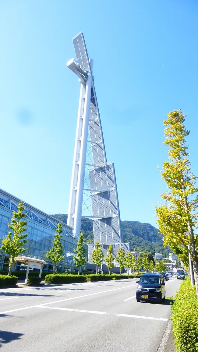 道路反対側から見た「グローバルタワー」です。