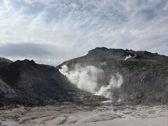 屈斜路湖から少し車を走らせて硫黄山到着しました
車を降りた瞬間から硫黄のなんとも言えない匂いです

作中では、都丹庵士達が働かされてたとされる硫黄山