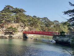 まず最初にやって来たのは雄島。
駅で降り、観光客と向かう逆の方向に向かいました。

松島海岸には赤い橋が３つあり、福浦橋、五大堂の透橋は、縁結び橋。

そしてここ雄島の渡月橋は、縁切り橋と呼ばれているそうです。