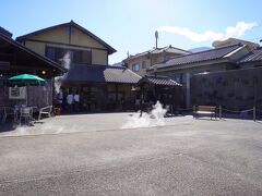 鉄輪温泉の中心部にある湯気を利用した地獄蒸し料理のお店。
この隣に足湯が無料で利用できる施設があります。