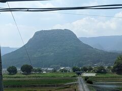 北山田を過ぎてしばらくすると面白い姿の伐株（きりかぶ）山が見えてきます。
下りの場合、見どころは右側に見えるので右の席を確保した方がよいです。