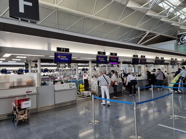 ３年ぶりに　出発の日をむかえました。<br />感無量です。<br />この時間の国際線　搭乗受付　タイ航空だけ。