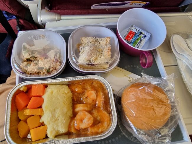 11：00発　TG６４５便にて　バンコクへ！<br /><br />３席の真ん中は空席！<br />５０％くらいの搭乗率でしょうか？