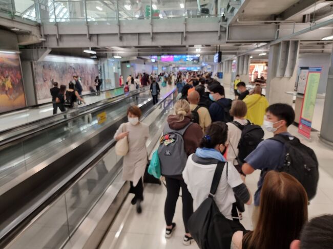 な・・・・なんと・・・<br />入国手続きに　今まで経験したことのない　混雑！<br />いつもの　５倍　並んでいます。<br />びっくり！<br />検査場の登り口に、なかなかたどり着きません。