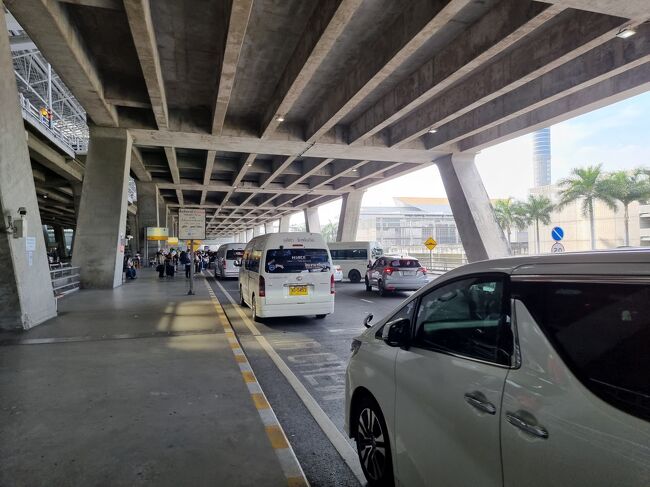 長蛇の列に　戸惑いながらも、思っていたより　意外に進み<br />４０分くらい並んだでしょうか？<br />入国審査も無事　終了！<br /><br />パタヤに向かいます！<br />（オールパタヤさんで、予約済）