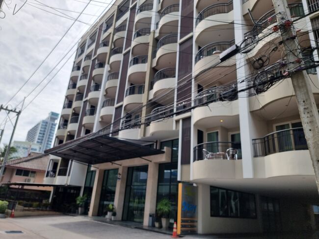 パタヤの　ホテル　到着！<br /><br />ザ　スティ　ホテルさん