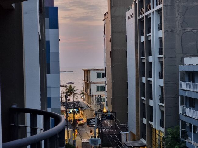 ベランダから・・・　ビーチ見えますよ！（少し）