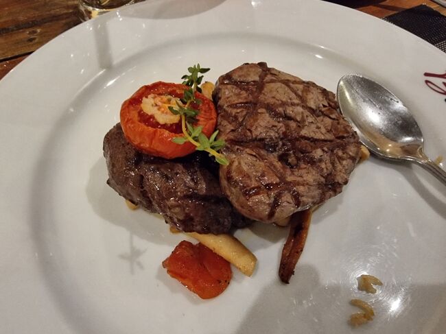 いや～　美味しいです。<br />お肉も　ポテトも　スイカジュースも　ぜーんぶ旨い。