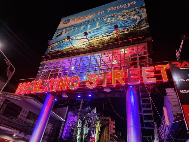 ソンテウに乗り<br />ウォーキングストリートへ<br />（食べ過ぎで　お腹が　辛い・・・）