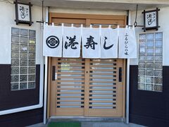 開店時間ちょっと前に到着し、待っていると…
女将さんたちが市場から採れたての魚を運んできて見せてくれました！見たこともないような大きなタコが逃げ出すところを動画で撮っていたはずが録画できていなかった(涙)
