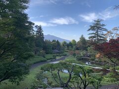 下の庭
滝の途中にある太鼓橋からの眺めです。
こちらも岩木山の借景ですね。