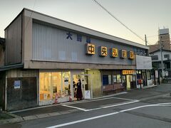 近づいてみたら、駅～⁈
昭和のショッピングアーケードみたいな外観！
こちらもレトロ可愛く、とても味わい深い！