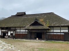 大内宿町並み展示館。
中には入らなかったけど資料館らしいです。
この裏側にあるお手洗いは、観光地のせいか思ってたよりキレイでした。

