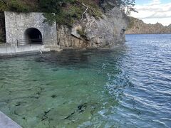 浄土ヶ浜ビジターセンターで車を駐車し、徒歩で浜まで歩きます。
とても澄んでいて美しい海が広がっています。