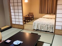 レンタカーを返して、宮古ホテル沢田屋さんに来ました。
少し古い昭和な感じのするお宿です。
和洋室にしていただきました。
寝る時はベッドがいいけど、和室の雰囲気はとても落ち着きます。
お部屋も広くて快適でした。
