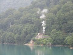 ダム左岸側に温泉の源泉らしき者が見えます
国道156号線沿いに在る「大白川温泉」も此処が源泉の様です