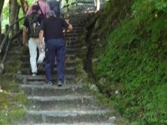 鳥居から熊野磨崖仏（クマノマガイブツ）まで続く石段。入口で杖を貸してもらいました。けっこう急で汗をかきました。
鬼が一夜にして99段築いたと伝えられていわれています。