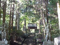 最後の見学場所、両子寺（ふたごじ）紅葉で有名だそうです。
この石段いい雰囲気を醸し出しています。
仁王様に自分の体の悪いところと同じ場所をさすると症状が改善すると言われているそうです。